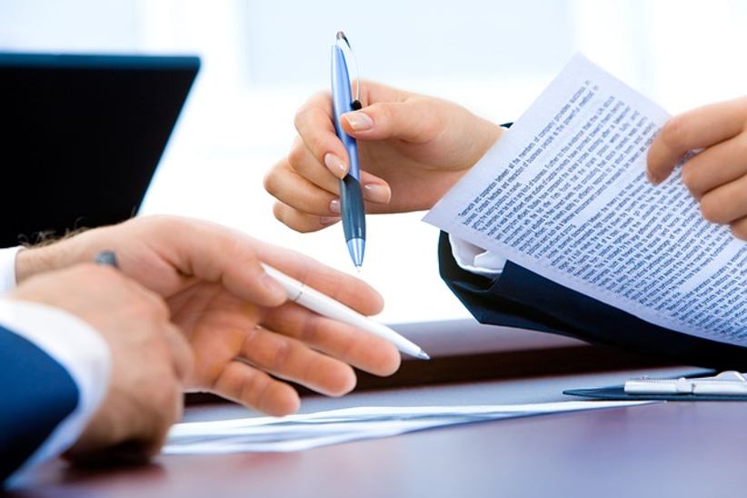 equipo-empresarial-firmando-documentos