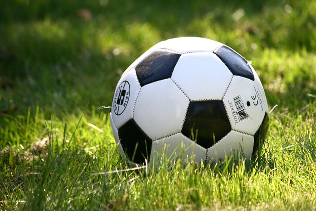 balón-de-futbol-en-campo-verde