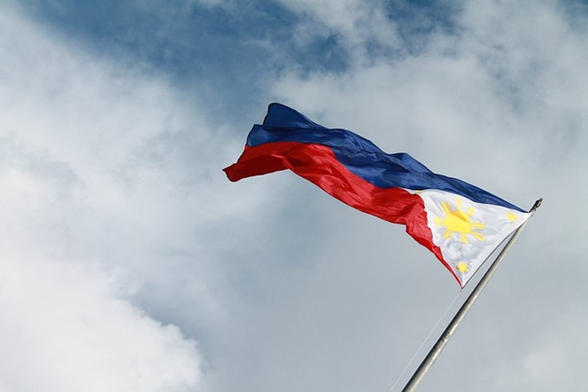 bandera-filipina-en-un-poste