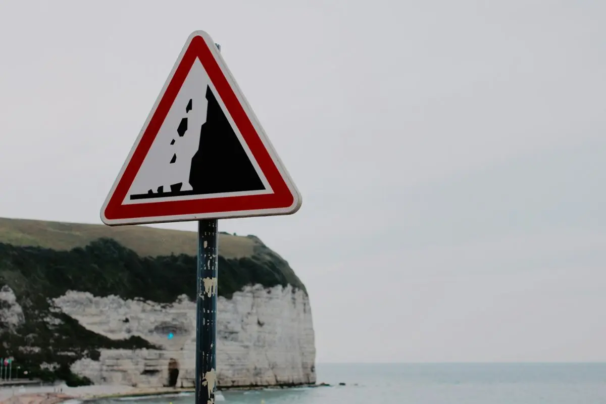 Advertencia de caída de rocas