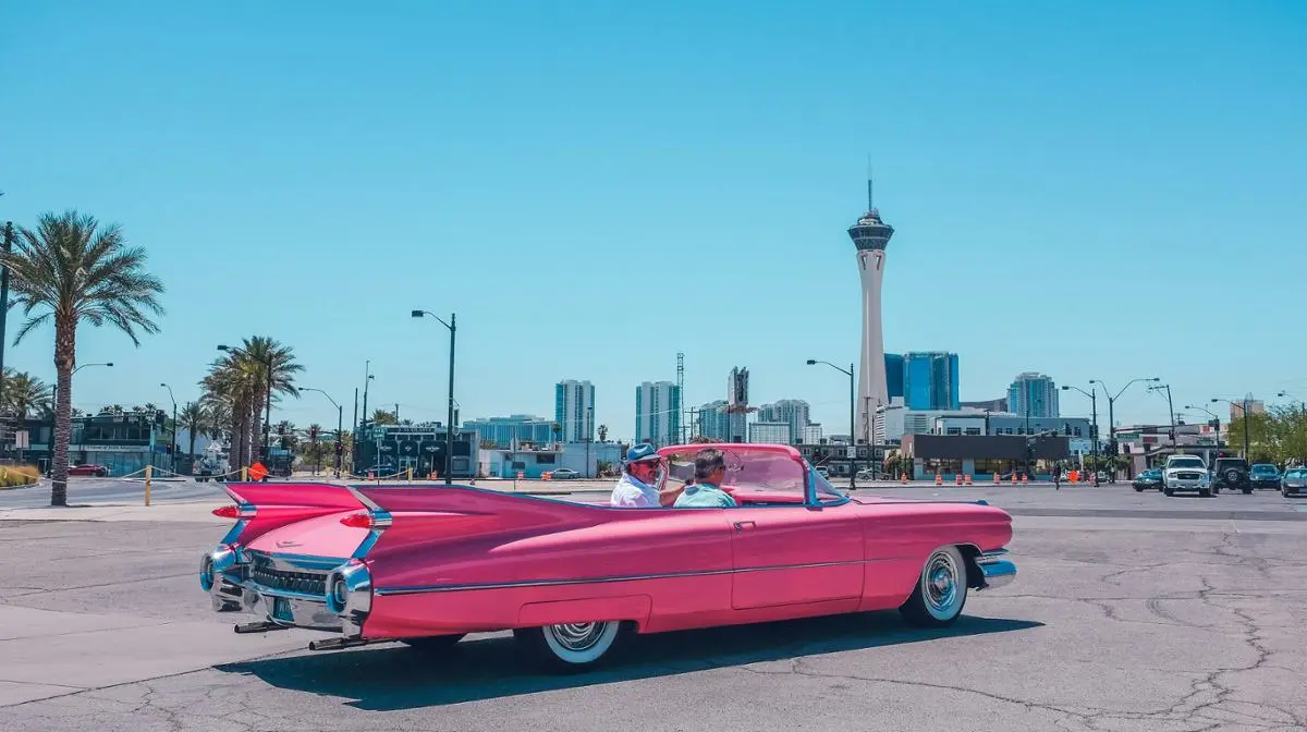 auto-retro-rosa-con-Las-Vegas-de-fondo