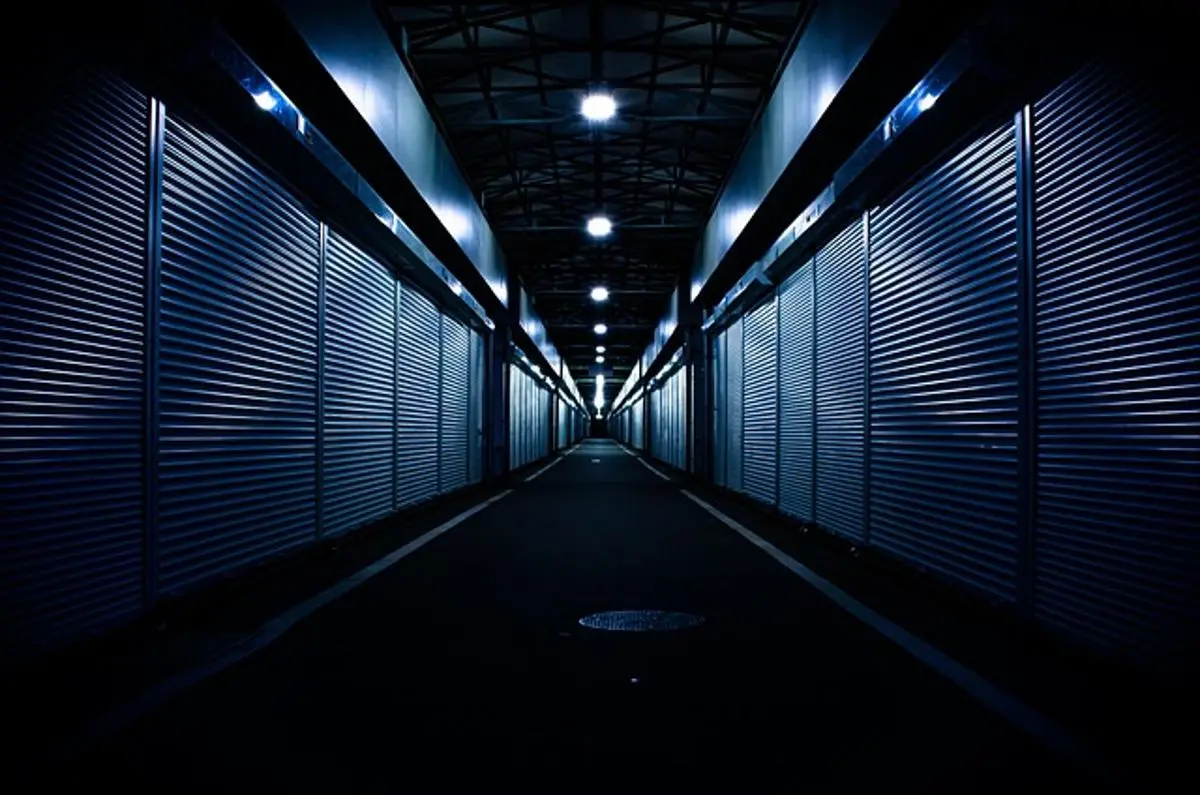 Calle del mercado oscuro por la noche