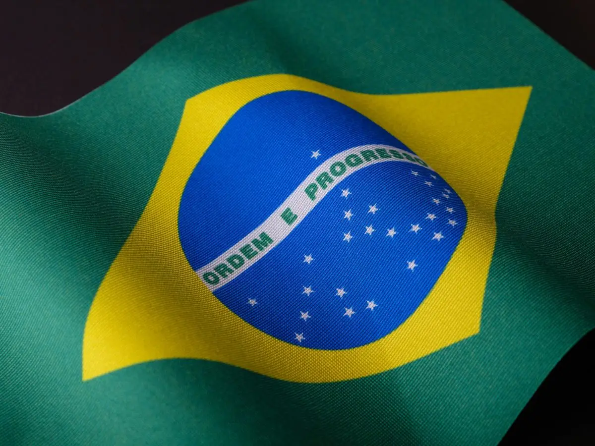 La bandera nacional de Brasil ondea