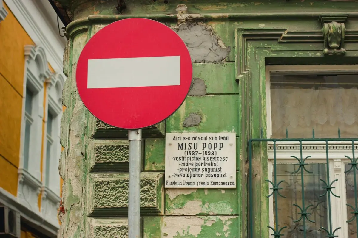 Señal de stop que indica que la carretera está bloqueada para la entrada