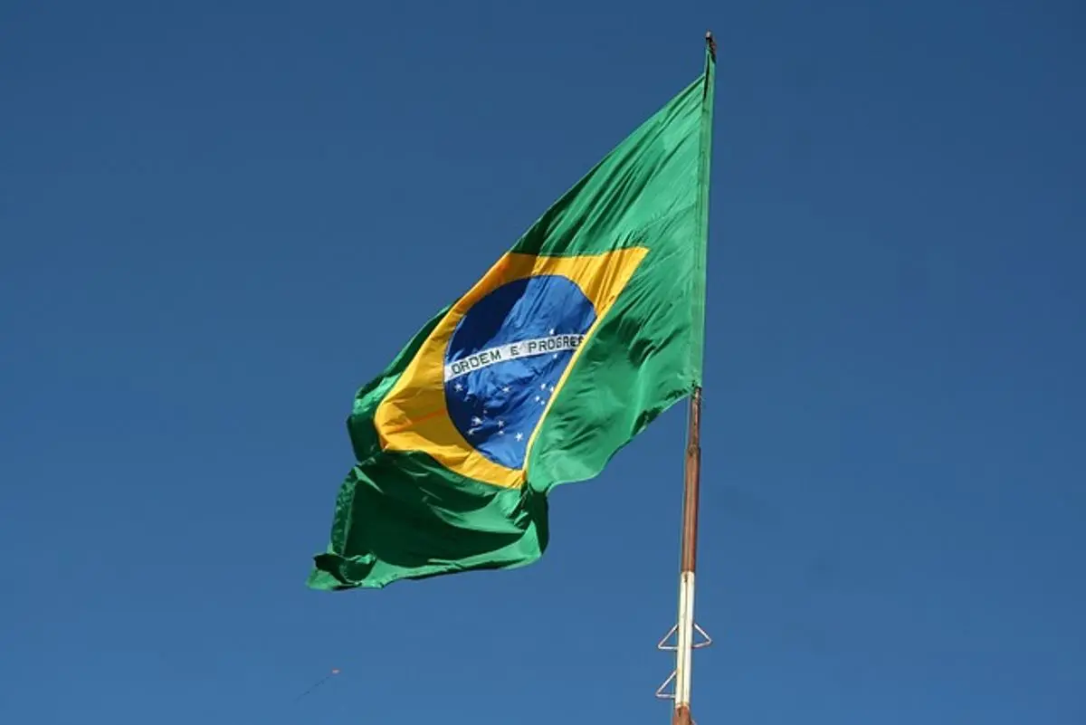 Bandera brasileña en un poste