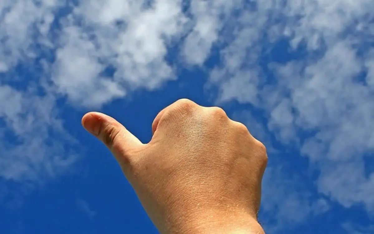 Pulgar en el cielo