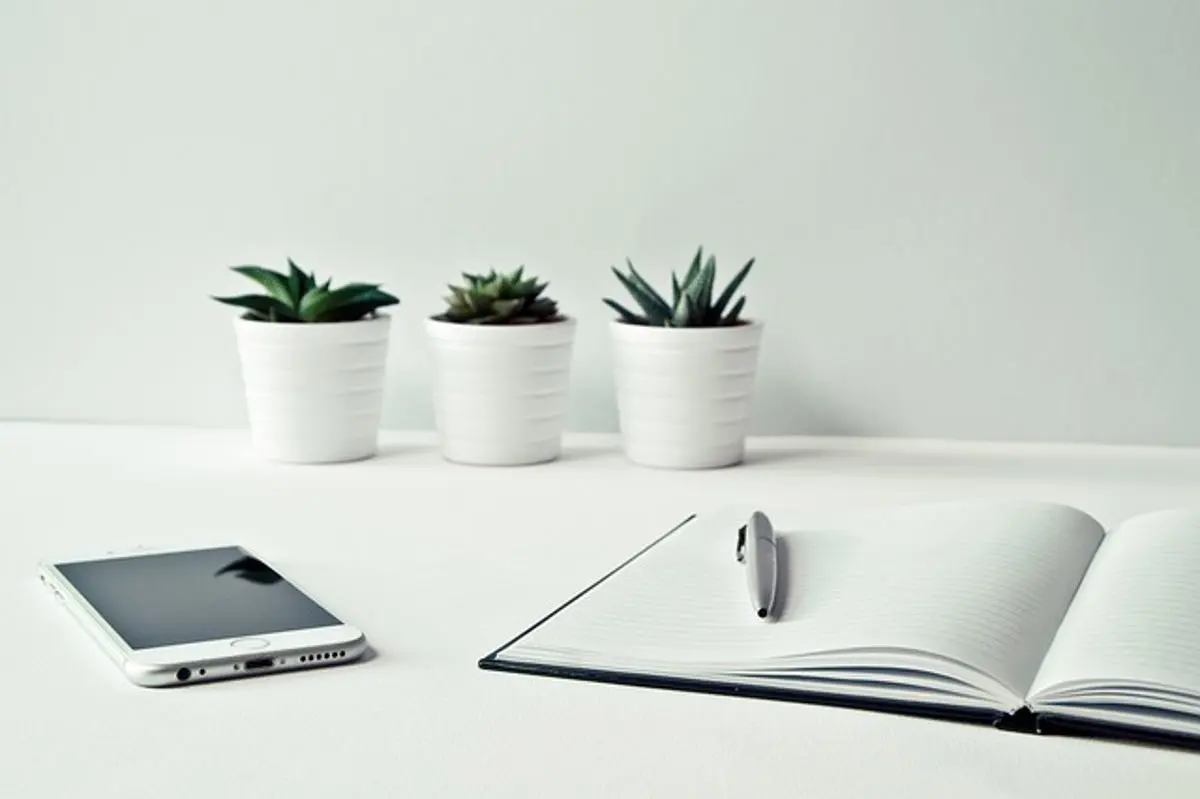 Block-pen-smartphone-on-desk