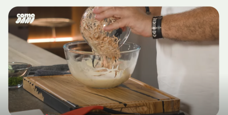 La mezcla de harinas, camarones y hielo pilé es el secreto de Dani García para lograr las tortillitas de camarones “más ricas del mundo