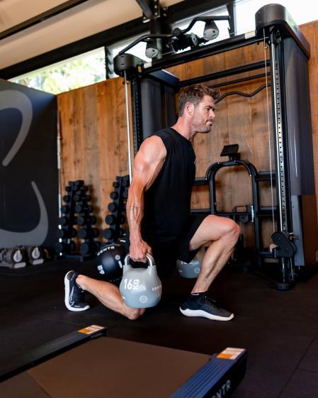 Chris Hemsworth haciendo ejercicio