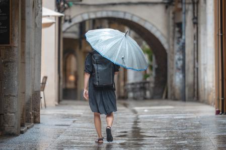 Vista de una calle del centro de Girona durante lluvias