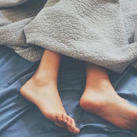 Olvida las noches de sudar en la cama: los trucos más efectivos para combatir el calor y dormir bien