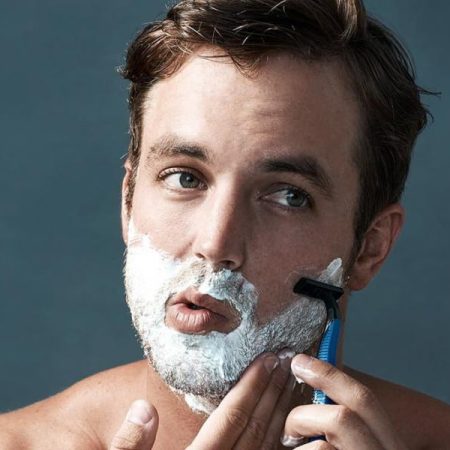 Pasos de cómo afeitarse con cuchilla: los errores más comunes y consejos para hacerlo correctamente