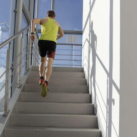Las escaleras, el nuevo gimnasio: la rutina con la que transformarás tu cuerpo sin salir de casa