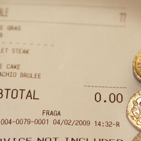 Un cliente lleva su propia tarta de cumpleaños a un restaurante y no da crédito a lo que encuentra en el ticket: “Poco nos pasa”