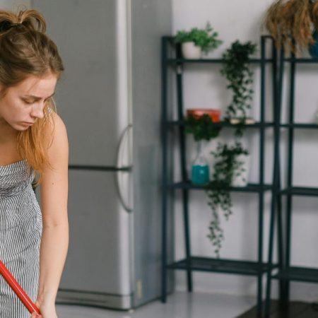 Cómo empezar la limpieza en casa según una experta en higiene de hoteles para un hogar libre de gérmenes