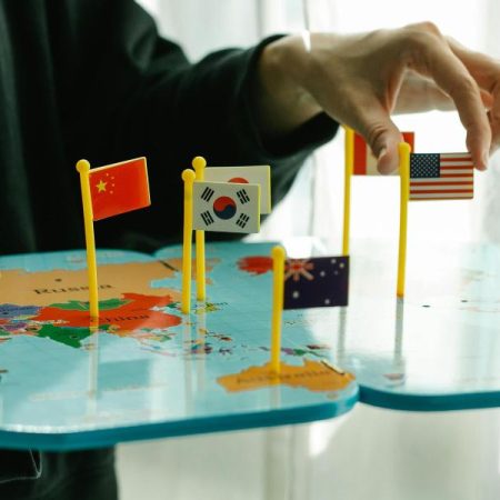 Los tres países europeos que tienen dos banderas oficiales que son distintas