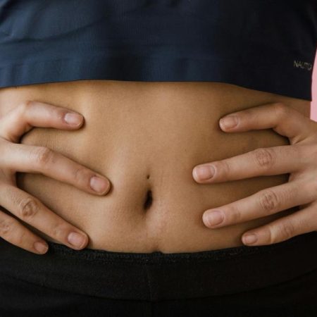 Con solo 3 minutos: el ejercicio japonés que deja tu abdomen plano sin salir de casa