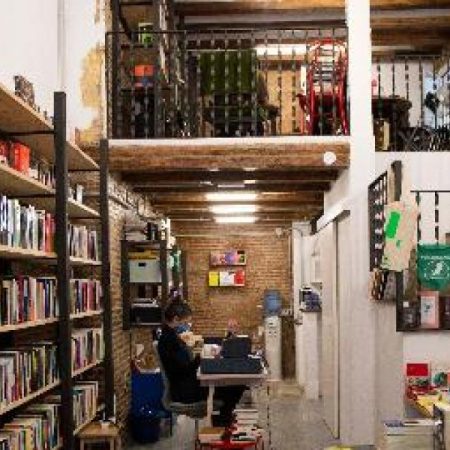 Todos los autores de América Latina que buscas están en una librería independiente del Raval  