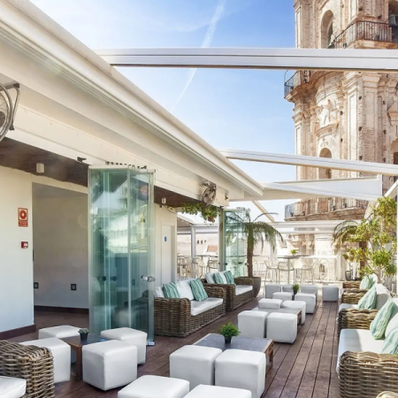 La terraza de moda en Málaga con vistas a la torre de San Juan: perfecta para ver el atardecer