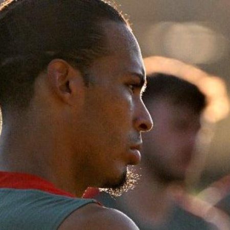 Van Dijk: “Es extraño tener que volver a jugar a fútbol tras la muerte de Diogo Jota”