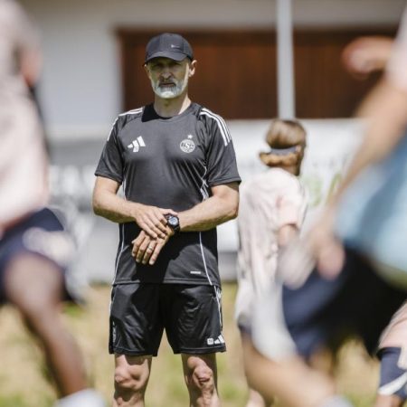 Un histórico destituye al entrenador tras solo dos jornadas ligueras