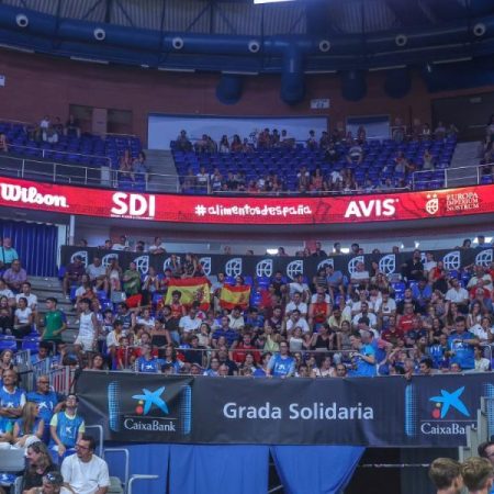 La Grada Solidaria de CaixaBank tiñe de azul el Martín Carpena en una jornada de baloncesto y compromiso social