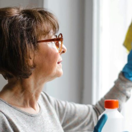 Roba en cuatro casas donde limpiaba, los vecinos se unen para acorralarla en un bar y sale detenida por la Policia