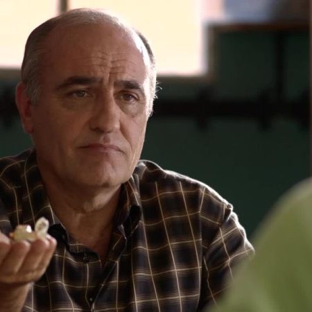 Francesc Orella, 10 años después del éxito de ‘Merlí’ en TV3: “Los productores se aprovechan de que está comprobado de que se puede hacer algo bien en menos semanas, pero luego se hace como el culo”