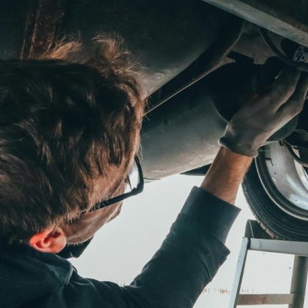 Así debes actuar si fallan los frenos de tu coche: evita la maniobra más común y peligrosa que todos hacen