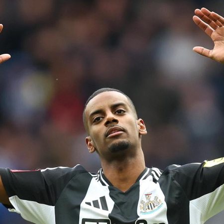 Alexander Isak, de solución a problema en el Newcastle
