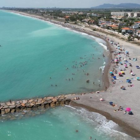 La escapada costera más auténtica está a solo 30 minutos de Valencia: encontrarás más de 2 km de arenal con reserva dunar