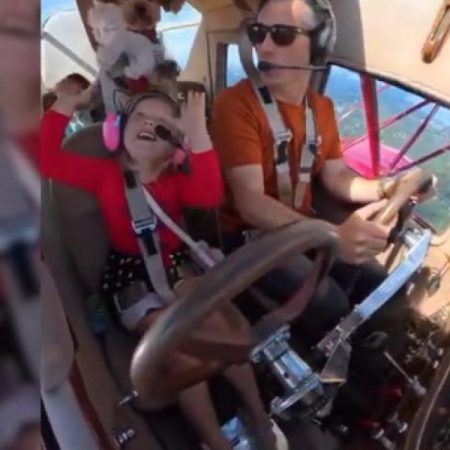 Una aventura en el aire termina con un peluche volando en la avioneta