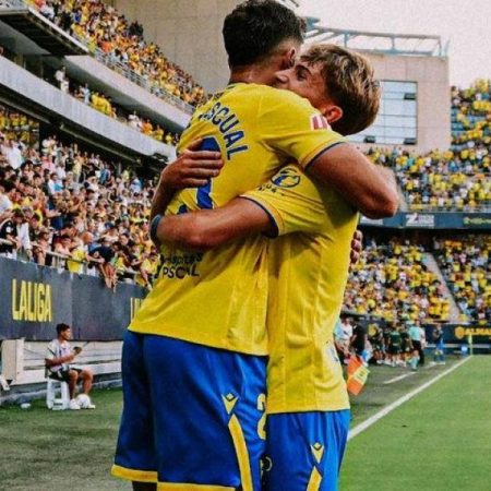 El Cádiz aprovecha una expulsión del Mirandés en el primer minuto