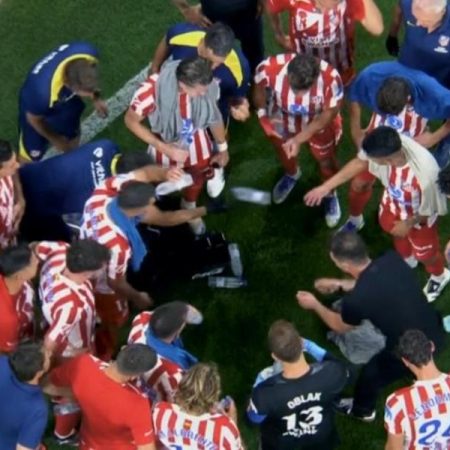 Simeone reaccionó al ver el micrófono de la TV en la pausa de hidratación