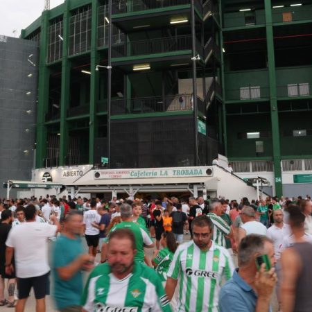 La afición revienta el Martínez Valero en su regreso a la elite