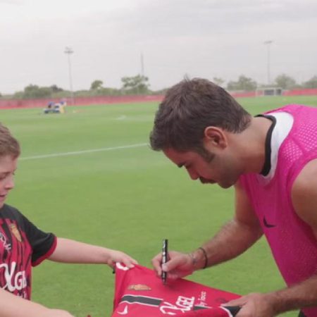 Llorenç, el niño mallorquí que lloró a lagrimones por su equipo, recibió una camiseta firmada por los jugadores