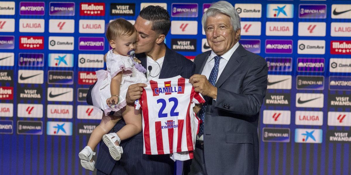 La entrañable imagen de la presentación de Raspadori 1 68a5e525cc736.r d.1525 903 3934