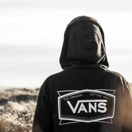 Adidas, Vans y Levi’s se ponen de acuerdo en algo: rebajar hasta un 51% estas sudaderas de entretiempo