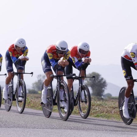 Pedersen ‘choca’ contra una bandera independentista en el final de etapa de La Vuelta y Perico Delgado no se corta: “Por Dios”
