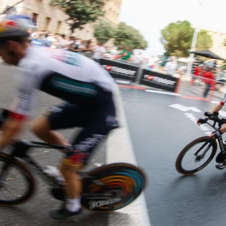 Terrible caída del corredor del Red Bull Sobrero en la crono por equipos de La Vuelta en Figueres