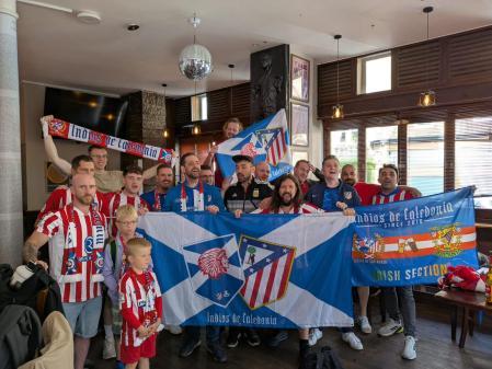 La peña Atlética Indios de Caledonia estuvo presente en St. James' Park.