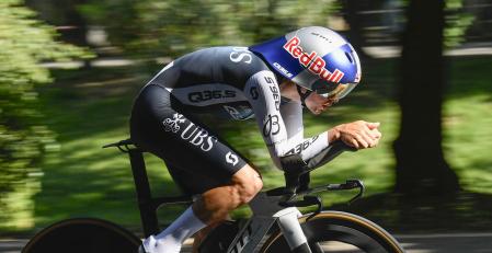 Pedersen esquivando bandera independentista en La Vuelta