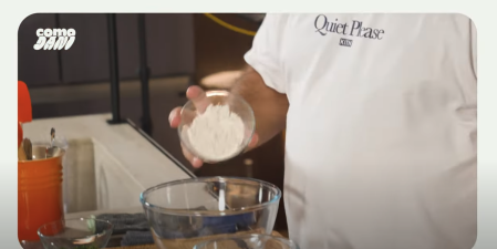 La mezcla de harinas, camarones y hielo pilé es el secreto de Dani García para lograr las tortillitas de camarones “más ricas del mundo