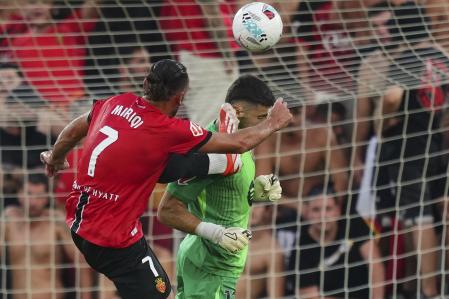 Durísima entrada de Vedat Muriqi