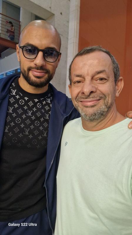 Sofyan Amrabat recibido en el aeropuerto por un aficionado bético