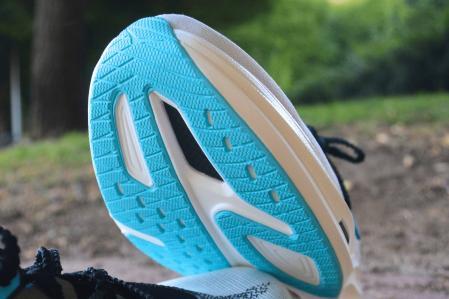 Hoka Rocket X3: una superzapatilla más accesible para los corredores de maratón 3 Suela de la Rocket X3, mejorando la adherencia en terrenos firmes.