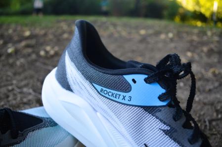Hoka Rocket X3: una superzapatilla más accesible para los corredores de maratón 2 El collarín de la Rocket X3 trae ligeros acolchados, a diferencia de la X2.