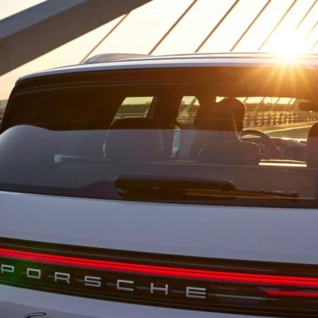 Este coche eléctrico se carga en 10 minutos y alcanza hasta 300 km de autonomía gracias a su potencia de 400 kW