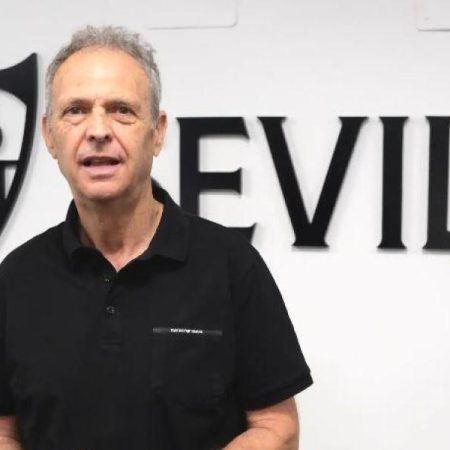 Caparrós aclara que no cobra “ni un duro” como presidente de honor del Sevilla