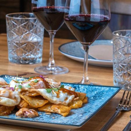 “¡Este chico no para de hacer cosas que me gustan!”: la influencer Cristi Granados, de Planes en Sevilla, visita el nuevo restaurante de Antonio José